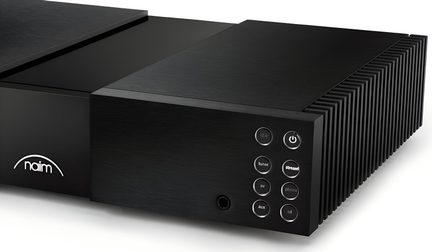 vue avant latérale, châssis rectangulaire noir métal brossé, rangée boutons circulaires éclairés inscriptions power stream tuner av phono aux cd, prise jack frontale, dissipateur thermique latéral crénelé