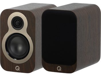 Due diffusori da scaffale Q Acoustics 3010c finitura noce, cabinet rettangolare in impiallacciatura di legno marrone con angoli arrotondati visti di tre quarti dal davanti: uno mostra tweeter e woofer incorniciati da anelli in metallo beige, mentre l’altro è dotato di griglia acustica nera.