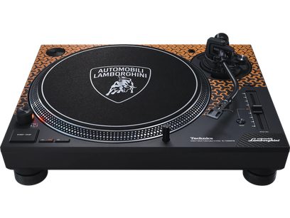 Giradiscos de alta fidelidad Technics SL-1200M7B de color naranja, vista frontal, ángulo ligeramente picado, plato con el logotipo de "Automobili Lamborghini"