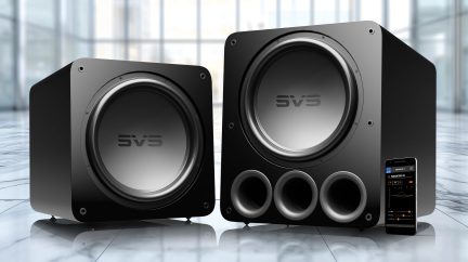 Deux caissons de basses noirs avec logo SVS, un avec trois évents circulaires, smartphone affichant application audio