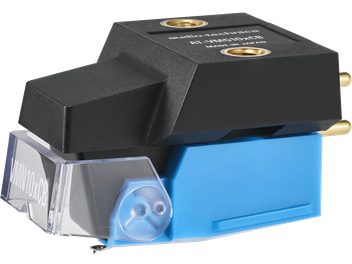 Audio Technica AT-VM510xCB hi-fi pickup i sort og blå plast med transparent nålebeskytter, gevindindsatser og guldbelagte stik, set fra trekvart vinkel