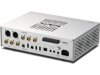 Hõbedase alumiiniumkorpusega Matrix Audio TS-1 võrgumängija, tagantvaade kergelt ülalt, ristkülikukujuline korpus, mille üla- ja külgedel on perforatsioonid, mitmete XLR-, RCA-, USB-, LAN- ja IEC toitepistikute ühendustega