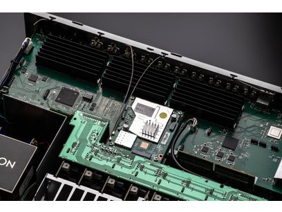 Ampli home-cinéma Denon AVC-X4800H noir, vue intérieure en plongée des circuits imprimés verts et composants électroniques