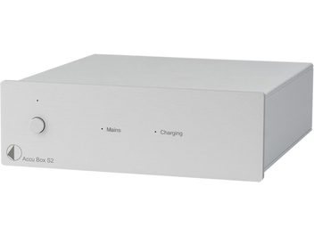 Eraldi toiteallikas HI-FI elektroonikale Accu Box S2, hõbedane metallist ristkülikukujuline korpus, vasakul ümmargune nupp, kaks valgusindikaatorit ja esipaneelil kirjad "Mains" ja "Charging", kergelt viltune perspektiivvaade.