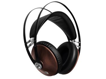 Meze 99 Classics headphones with walnut wood and silver metal, oval ear cups, leather headband, black leatherette ear pads