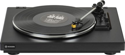 Giradischi nero con braccio di lettura, su una base nera, visto dall'alto e di fronte, con un disco in vinile nero posato sopra