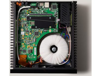 Préampli casque Naim Audio Uniti Atom Headphone Edition, vue intérieure composants électroniques et ventilateur blanc