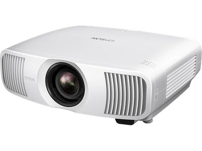 Vidéoprojecteur Epson EH-LS11000W blanc, vue de face légèrement de côté, objectif centré, grilles d'aération latérales