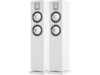Paire d’enceintes colonne AudioVector QR3 SE blanc, coffret en MDF laqué blanc sur socle assorti, vue de trois-quarts avant avec tweeter ruban rectangulaire sur plaque grise et deux haut-parleurs médium-grave argentés cerclés de noir