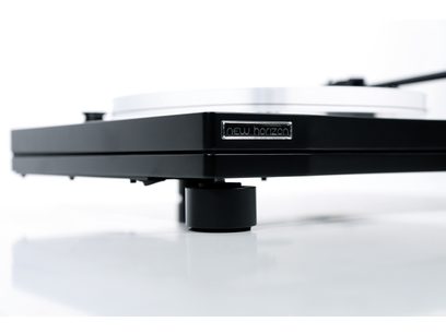 New Horizon 202 black turntable side view, horizontal tonearm, black base and platter, silver logo