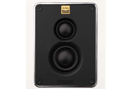 Vue frontale d'une enceinte noire rectangulaire avec 2 haut-parleurs circulaires, 4 vis aux coins et un logo doré "Hi-Res Audio"