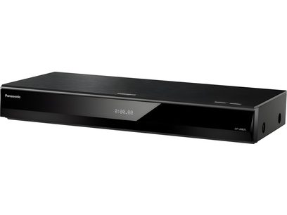 4K Blu-ray atskaņotājs Panasonic DP-UB820EFK melnā matētā metāla korpusā, priekšpuse no spīdīga melna plastmasas ar Panasonic logotipu pa kreisi, centrālais digitālais displejs, divas pogas augšējā labajā stūrī un perforēta labā sānu mala, skats no priekšpuses labajā perspektīvā