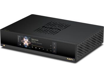 Mattmustast alumiiniumist Matrix Audio MD-1P integreeritud stereo hi-fi võimendi, vaade kolmveerand eest: klaasist esipaneelil on puutetundlik värviekraan, vasakul kuldne ümmargune nupp, paremal kuldne MA logo ning suured ümmargused ventilatsiooniavad peal ja külgedel.