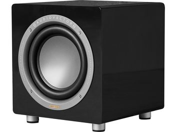 Caisson de grave AudioVector QR Sub SE noir, boîtier cubique noir brillant finition laquée avec haut-parleur circulaire gris cerclé d’un anneau métallique argenté portant la marque, monté sur quatre pieds cylindriques, vue de trois-quarts avant gauche