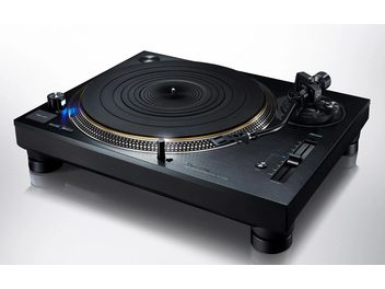 Platine vinyles hi-fi Technics SL-1210GEG-K noire, vue de dessus en légère plongée, plateau et bras de lecture visibles