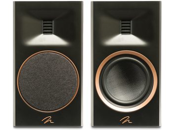 Enceinte bibliothèque Motion B10 noyer avec deux unités, une avec une grille circulaire noire et l'autre avec un haut-parleur visible entouré d'un anneau doré, chaque unité comportant un tweeter rectangulaire noir en haut et un logo stylisé en bas
