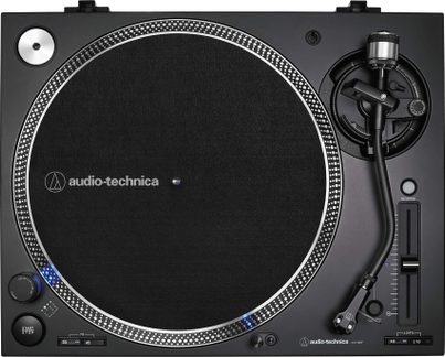 Giradischi nero Audio-Technica con braccio di lettura, pulsanti di controllo e manopola di regolazione sul lato destro