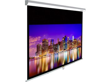 Écran de projection Lumene Capitol HD 280C affichant une photo de gratte-ciels illuminés la nuit reflétés dans l'eau