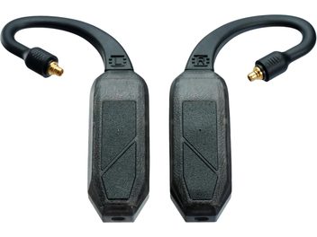 Två trådlösa sändare iFi Audio GO Pod Air i halvgenomskinligt grå rökfärgad plast med svart texturerad insats, svarta öronslingor avslutade med förgyllda MMCX-kontakter, framifrån