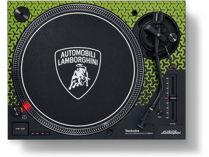 Tehnični hi-fi gramofon Technics SL-1200M7B zelene barve, pogled od zgoraj, okrogla črna vrtljiva plošča z belim logotipom, ročica za branje na desni strani
