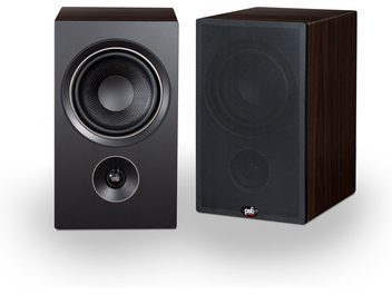 Due diffusori da scaffale PSB Alpha P5 finitura noce, uno di fronte e uno di retro, su sfondo bianco