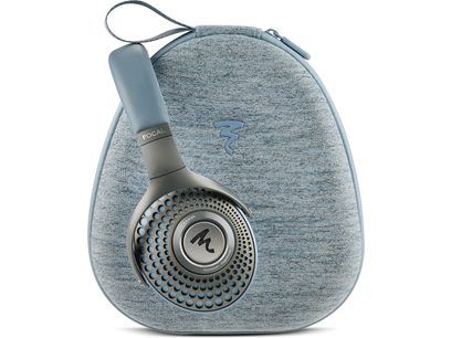 Casque hifi clos Focal AZURYS avec oreillettes circulaires perforées en aluminium, posé sur une housse de transport bleue