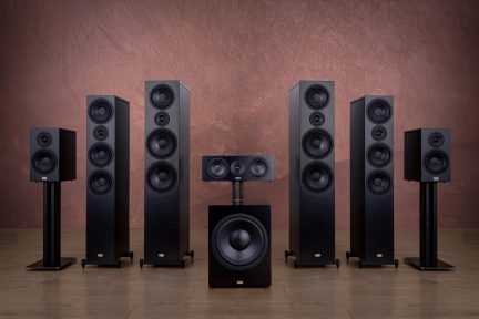 Zestaw 7 czarnych głośników, w tym 2 kolumny, 2 głośniki podstawkowe, 1 centralny na podstawce i 1 subwoofer.
