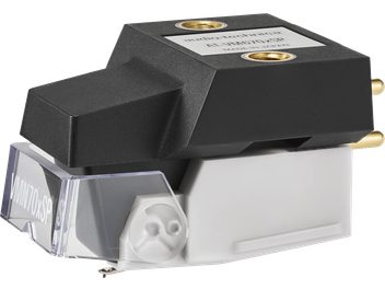 Pickup til pladespiller Audio Technica AT-VM670xSP i mat sort og hvid plast med gennemsigtigt beskyttelsesdæksel og guldbelagte tilslutningsstifter, set fra trekvart forfra