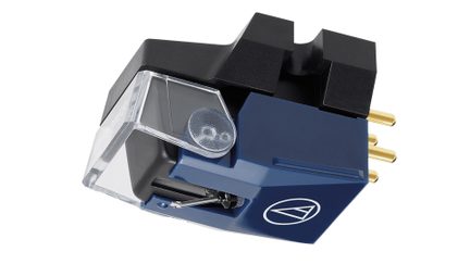 Cartouche audio en plastique noir et bleu avec capot transparent, logo blanc, et 4 connecteurs dorés visibles à l'arrière
