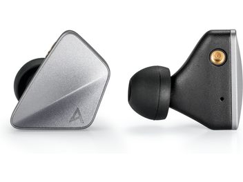 Astell&Kern ZERO 1 in-ear hovedtelefoner med trekantet sølvfarvet etui, sort øreprop og synlig guldbelagt stik.