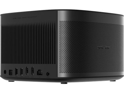 Προβολέας XGIMI Horizon Pro 4K μαύρου χρώματος, μπροστινή όψη, μεταλλική σχάρα στη δεξιά πλευρά, θύρες σύνδεσης στα αριστερά