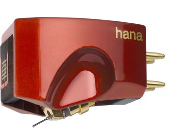 Celulă Hana Umami Red roșu metalizat în rășină lucioasă, vedere trei sferturi din față, cu cavitate profilată laterală, cantilever subțire sub bază și patru conectori aurii în spate