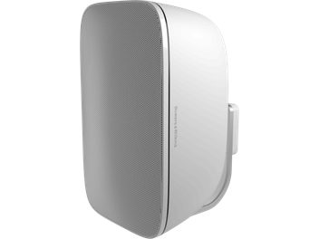 Hvid Bowers & Wilkins AM1 udendørshøjttaler, set fra venstre forreste hjørne, med afrundet hvid plastkabinet, perforeret grå metalgitter og integreret vægbeslag