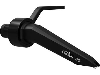 Sort mat Ortofon Concorde 5S vinyl pickup i plast, set i trekvart profil, slankt facetformet hus med cylindrisk hylster, håndteringsarm og synlig sølvfarvet nål