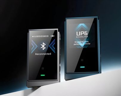 Dve prenosni pravokotni avdio napravi v sivi in modri barvi iz aluminija z črno stekleno prednjo ploščo, prižganimi zasloni in svetlečo lučko na dnu, prikazani spredaj z rahlo ptičje perspektive.