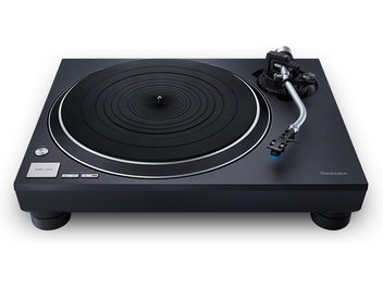 Platine vinyles Technics SL-100CEG-K noire, vue de dessus légèrement de côté. Plateau, bras de lecture avec cellule, boutons et molette de réglages