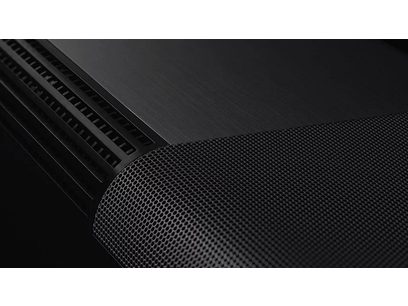 Barra audio Sennheiser AMBEO Soundbar Max nera, vista ravvicinata frontale, griglia metallica forata, superficie opaca testurizzata
