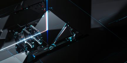 Vue oblique rapprochée de prismes triangulaires et lentilles plates en verre transparent aux reflets bleu cyan, montés sur une base noire et traversés par un faisceau laser blanc bleu