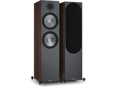 Κολώνα ηχείων Monitor Audio Bronze 6G 500 σε καρυδί, μπροστινή και πλαϊνή όψη, φινίρισμα καρυδί, μαύρα ηχεία