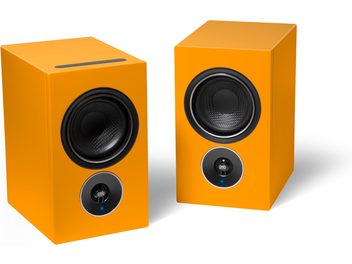 Enceintes PSB Alpha iQ orange, 2 vues, face avant avec haut-parleurs noirs, boîtiers cubiques orange vif