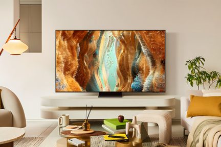 Téléviseur à écran plat noir finition métal et plastique, cadre extra-fin, dalle brillante 55–60 pouces, vue de face, posé sur un pied central trapézoïdal noir