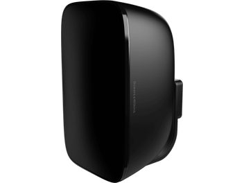 Sort Bowers & Wilkins AM1 udendørshøjttaler, set fra højre forfra i trekvart vinkel, mat sort plastkabinet med afrundede kanter, front beskyttet af perforeret metalgitter, diskret monteringsbeslag bagpå