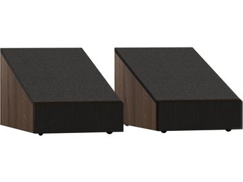 Para kolumn Dolby Atmos Monitor Audio Bronze AMS 7G w kolorze orzechowym, obudowy trapezoidalne z drewna orzechowego z przednią i górną częścią nachyloną, pokrytą czarną tkaniną, widok z trzech czwartych z przodu