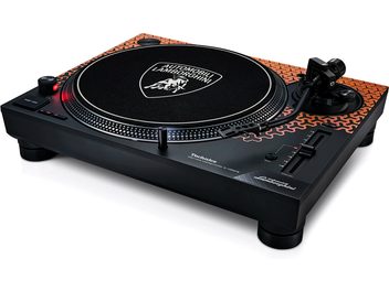 Platine vinyles hi-fi Technics SL-1200M7B orange, vue en perspective, plateau circulaire noir, bras de lecture à droite