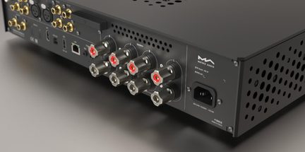 Mattmustast metallist Matrix Audio logoga heliseadme kaldtagantvaade: kaheksa musta, punaste ja kuldsete otstega kõlariterminali, mitmed kullatud helisisendid, USB-port, RJ45-võrguport, IEC-toitepistik ja suured külgmised ventilatsiooniavad.