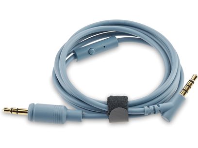 Câble audio bleu clair avec connecteurs jack 3,5 mm dorés et mousse de protection noire sur la partie centrale du câble