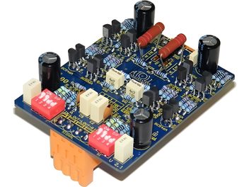 Circuito stampato blu con componenti elettronici, condensatori rossi e neri, vista dall'alto in primo piano