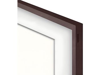 Gros plan du coin supérieur droit, vue oblique, du cadre téléviseur Samsung The Frame 75" 2025 noyer en bois noyer brun foncé, profil rectiligne avec logo gravé sur la tranche