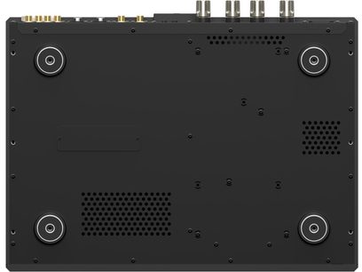 Mustast metallist Matrix Audio MD-1P integreeritud stereo hi-fi võimendi alumine vaade: ristkülikukujuline korpus nelja hõbedase ümmarguse jalaga ja perforeeritud ventilatsioonirestidega