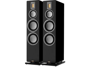 Paire d’enceintes colonne AudioVector QR7 SE en coffret bois laqué noir brillant, vue de trois quarts avant, avec tweeter ruban rectangulaire doré, trois haut-parleurs circulaires à rebord gris et socle à pointes